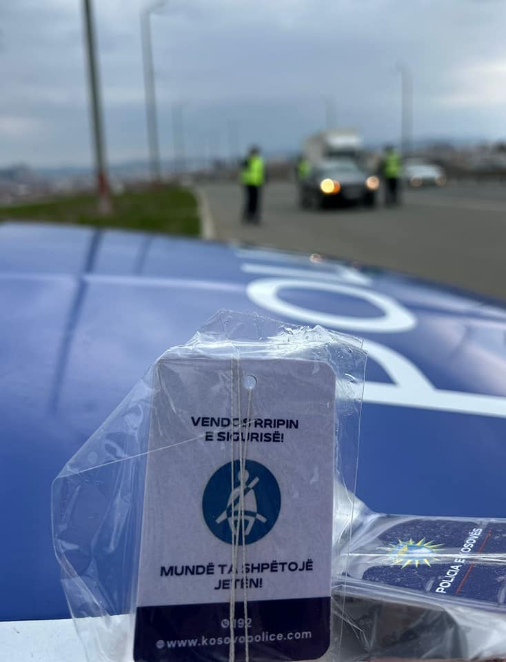 Policia u shpërndan shoferëve aromatizues me mesazhe sensibilizuese për përdorimin e rripit të sigurisë