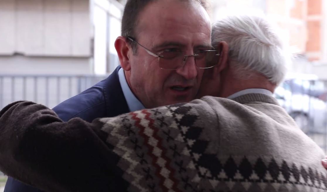 Taravari viziton mësuesin e tij për 7 Mars (VIDEO)