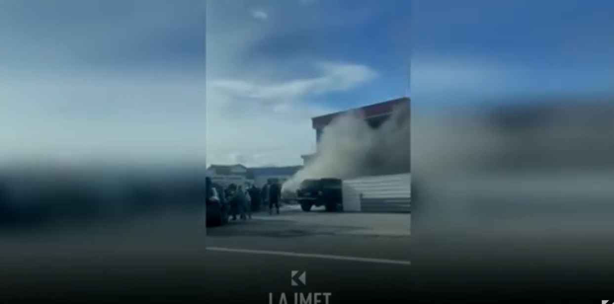 Përfshihet nga zjarri një veturë në Komoran të Drenasit (VIDEO)