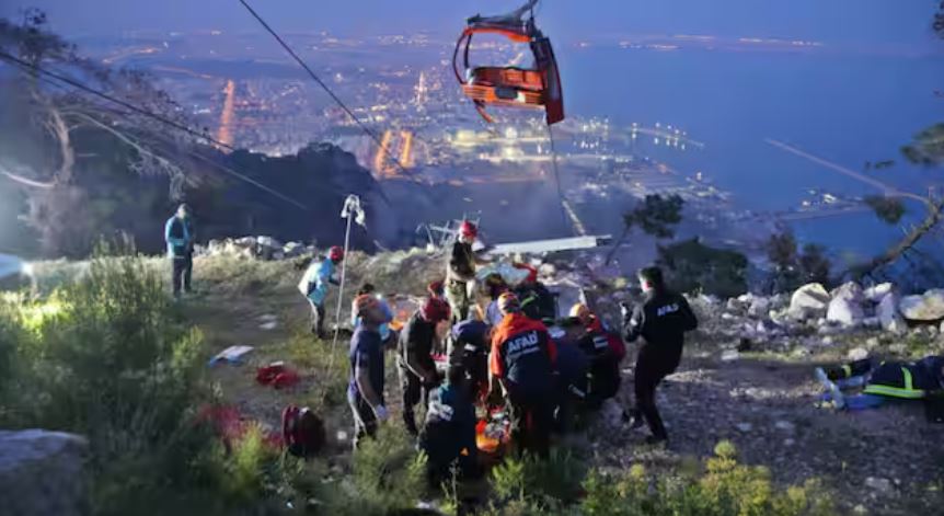 Përplasja e teleferikut në Antalia: 40 persona ende të bllokuar