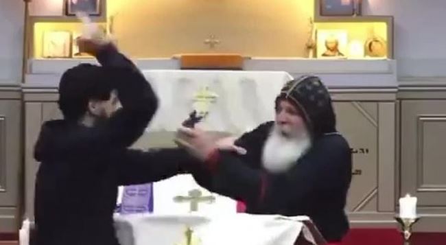 Publikohet momenti kur prifti sulmohet me thikë në Sidnej