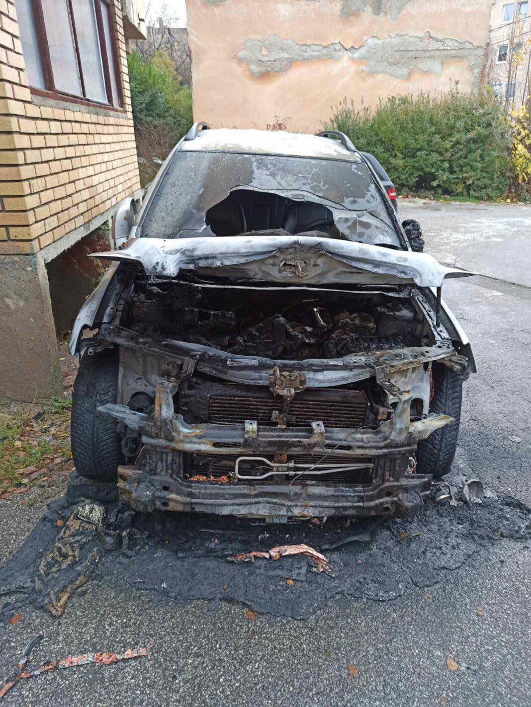 Digjet një veturë me targa serbe në veri