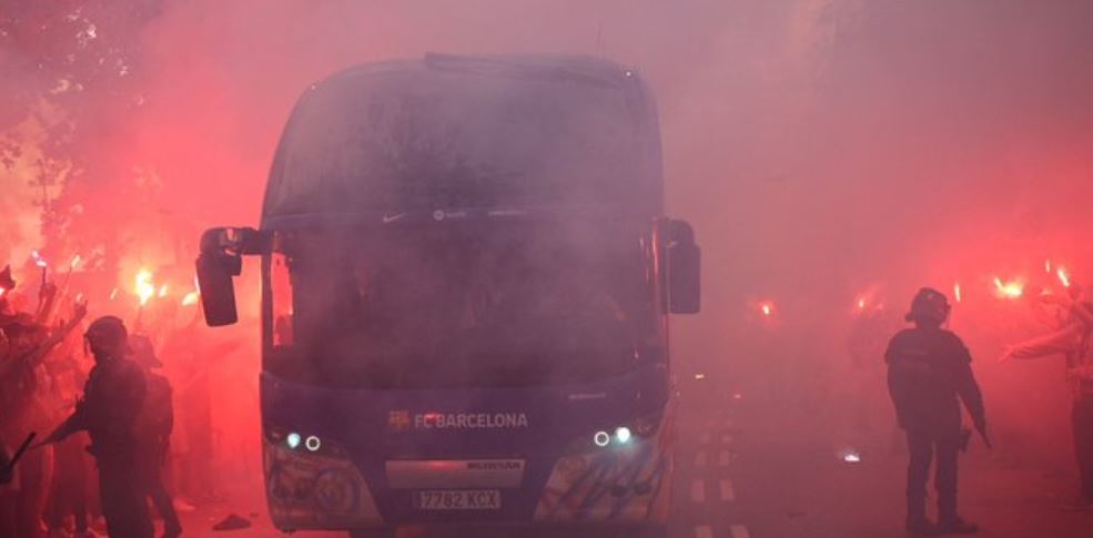 Tifozët e Barcelonës e godasin me gurë autobusin e ekipit të tyre, e ngatërrojnë me atë të PSG-së