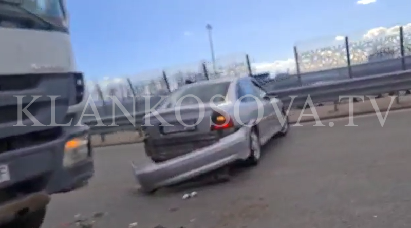 Një kamion dhe dy vetura përfshihen në një aksident te rrethi në Lakrishtë (VIDEO)