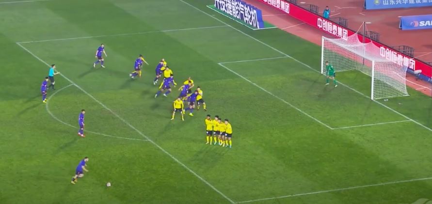 Kinë: Futbollisti kosovar shënon gol në stilin e David Beckhamit (VIDEO)