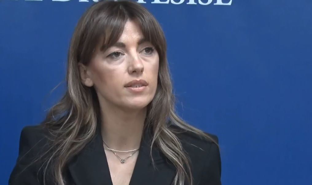Haxhiu mban konferencë për media pas vrasjes në Pejë, më 16 prill