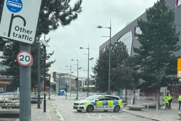 Një 15-vjeçar theret për vdekje në një qendër tregtare në Birmingham
