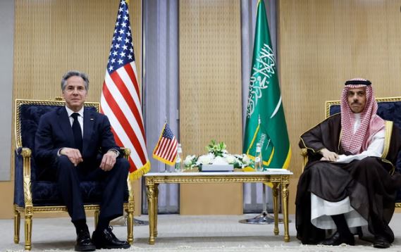 Sekretari amerikan i shtetit Antony Blinken takohet në Riad me ministrin e jashtëm të Arabisë Saudite Faisal bin Farhan Al-Saud. Fotografia: Evelyn Hockstein/Reuters