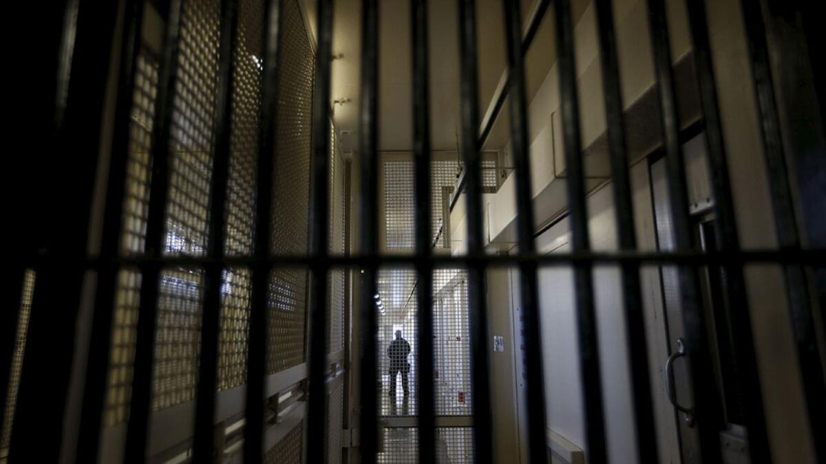Arratisen mbi 100 të burgosur pasi shiu dëmtoi burgun nigerian