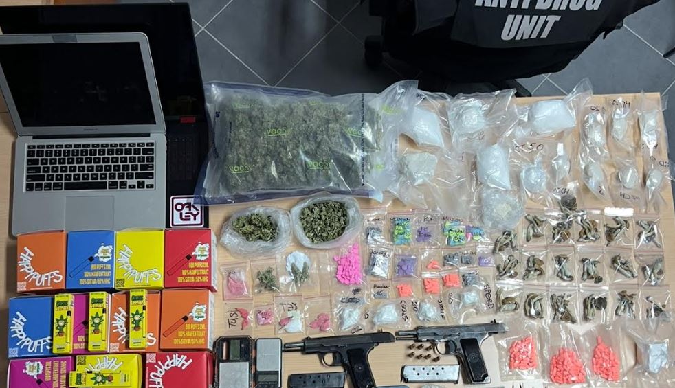 Aksion i Antidrogës në Prishtinë: Arrestohen tre persona, kapen drogën dhe armë