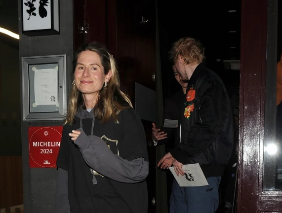 Si rrallëherë, Ed Sheeran shihet me gruan në Londër (FOTO)
