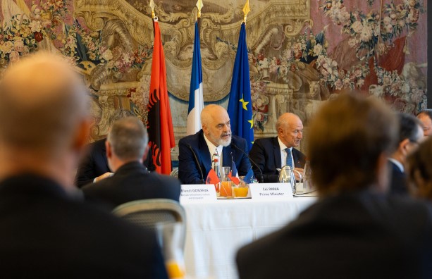 Zbardhen marrëveshjet e nënshkruara në Paris mes qeverisë shqiptare dhe franceze