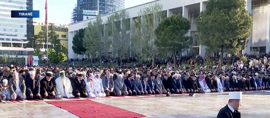 Shqipëri: Mijëra besimtarë myslimanë falin namazin në sheshin ‘Skënderbej’