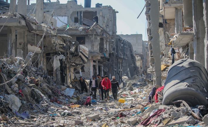 Tërhiqen ushtria izraelite, palestinezët kthehen ngadalë në një Khan Younis të shkatërruar