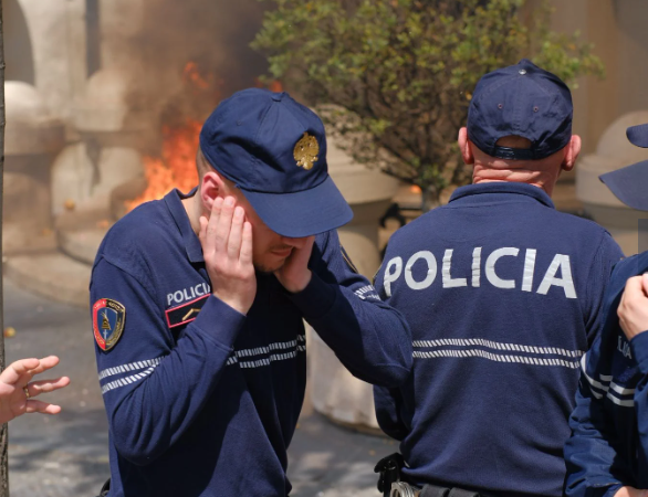 Tensione në protestën e opozitës para Bashkisë në Tiranë