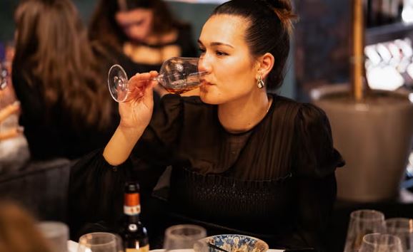 Restoranti në Itali u jep verë falas klientëve që heqin dorë nga celulari gjatë vakteve