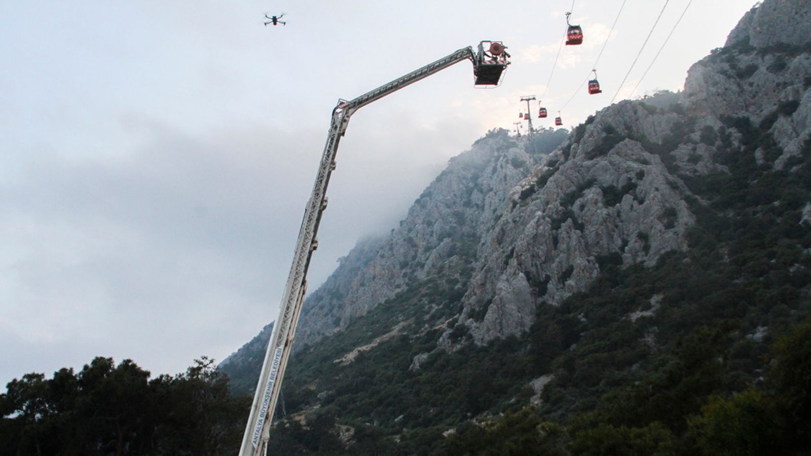 Përplasja e teleferikut në Turqi lë një të vdekur, dhjetë të tjerë lëndohen  