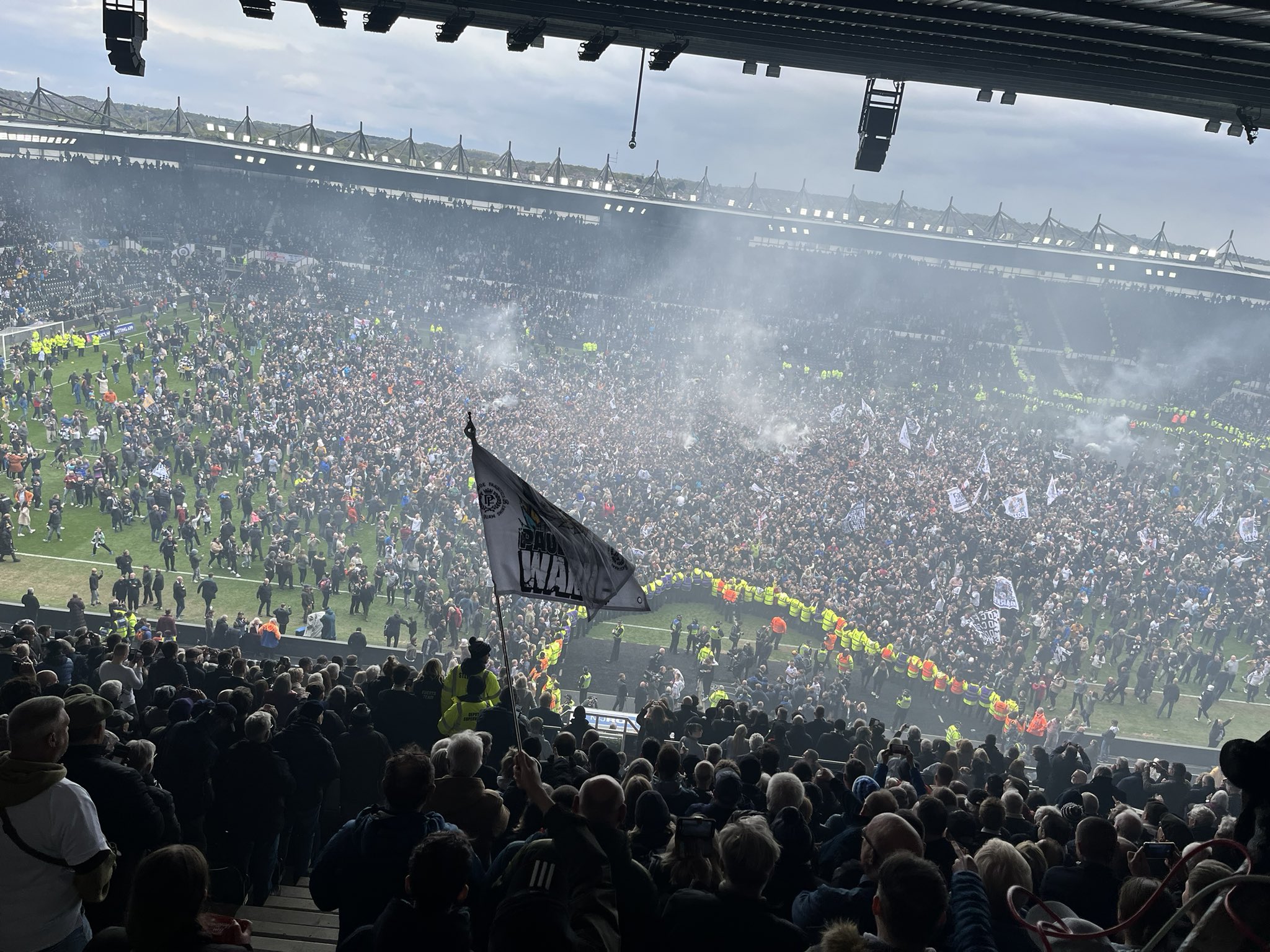 Derby County ngjitet një kategori më lart, tifozët pushtojnë fushën