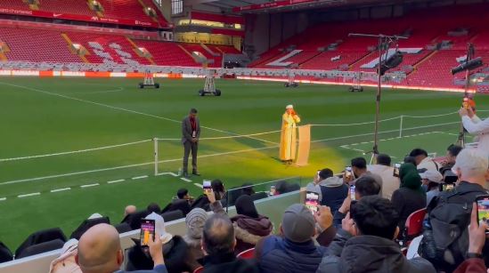 Liverpool organizoi iftar për tifozët - Ezani jehoi në "Anfield" (VIDEO)