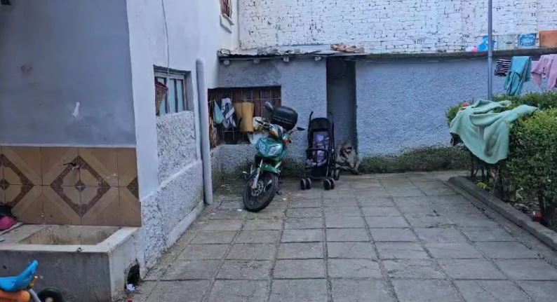 Korçë: Dyvjeçarit i bie motori sipër, lëndohet rëndë