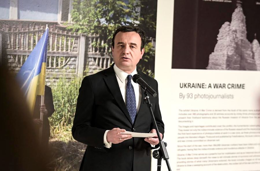 Kurti merr pjesë në hapjen e ekspozitës “Ukraina, një krim lufte”, përmend edhe plagët e Kosovës