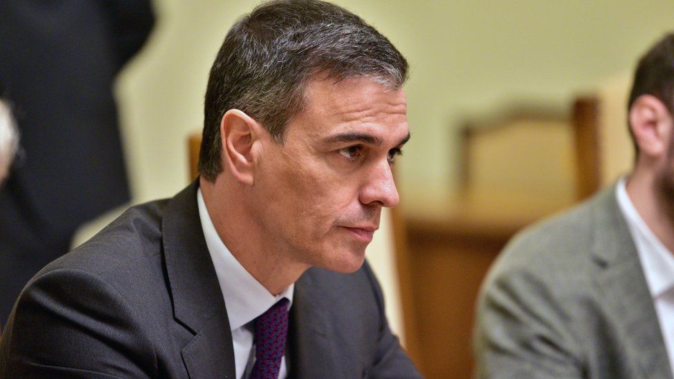 Kryeministri spanjoll, Pedro Sanchez nuk dorëhiqet pas akuzave ndaj gruas