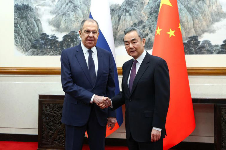 Rusia dhe Kina do të bisedojnë për bashkëpunim më të thellë të sigurisë në Euroazi, thotë Lavrov