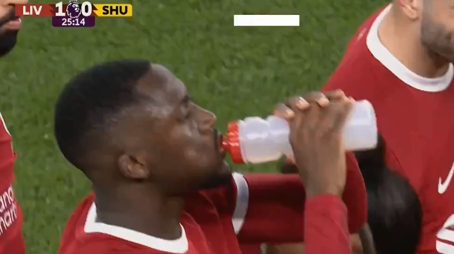 Ndërpritet ndeshja Liverpool-Sheffield, lojtarët bëjnë iftar (VIDEO)