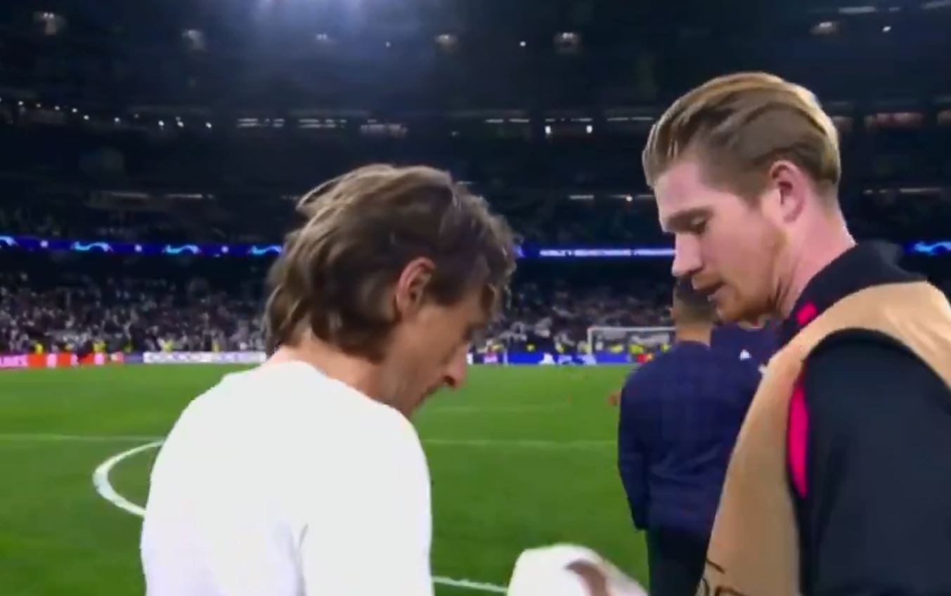 De Bruyne nderon Modriqin, ia kërkon fanellën pas ndeshjes (VIDEO)
