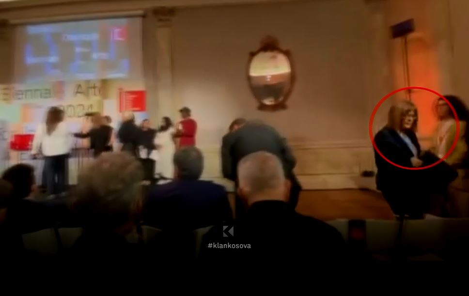 Pamje ekskluzive kur ministrja serbe e Kulturës lëshon sallën pasi Kosova merr çmim në Biennalen e Venedikut (VIDEO)