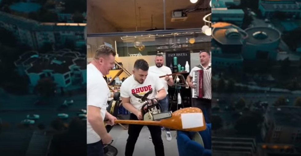E “sharriti” çiftelinë me motosharrë, “godet” Riza: Një artist duhet ta ketë një video me mua (VIDEO)