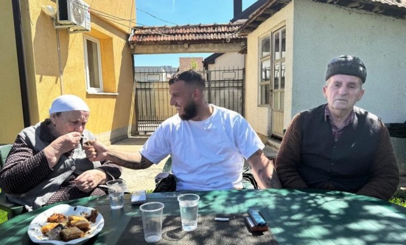 Mozzik uron Bajramin duke ndarë një fotografi me gjyshërit e tij