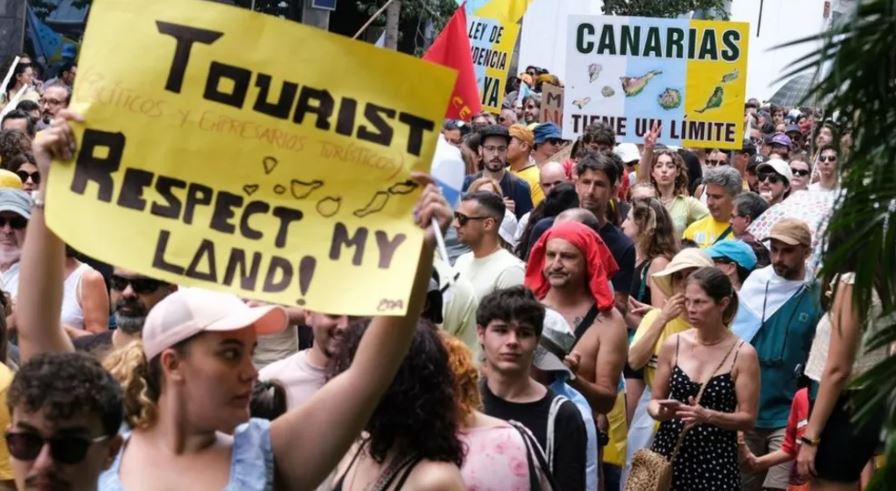 Mijëra njerëz protestojnë në Ishujt Kanarie të Spanjës kundër turizmit masiv