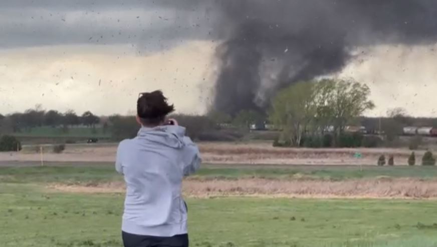 Tornado shkatërruese përhapen në Nebraskë dhe Iowa