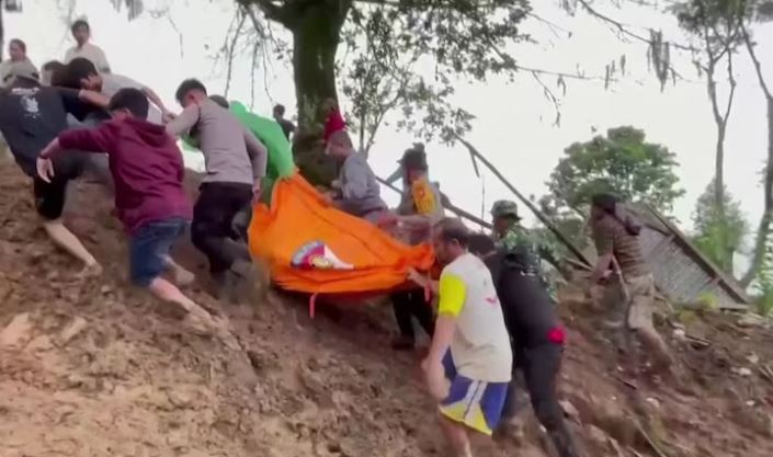 19 të vdekur nga rrëshqitjet e dheut në Indonezi