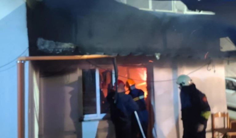 Digjet një dyqan në lagjen ’11 janari’ në Gjirokastër, zjarri rrezikoi gjithë ndërtesën