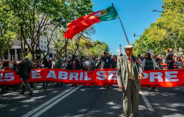 Portugalia shënon 50-vjetorin e Revolucionit të Karafilit që solli demokracinë