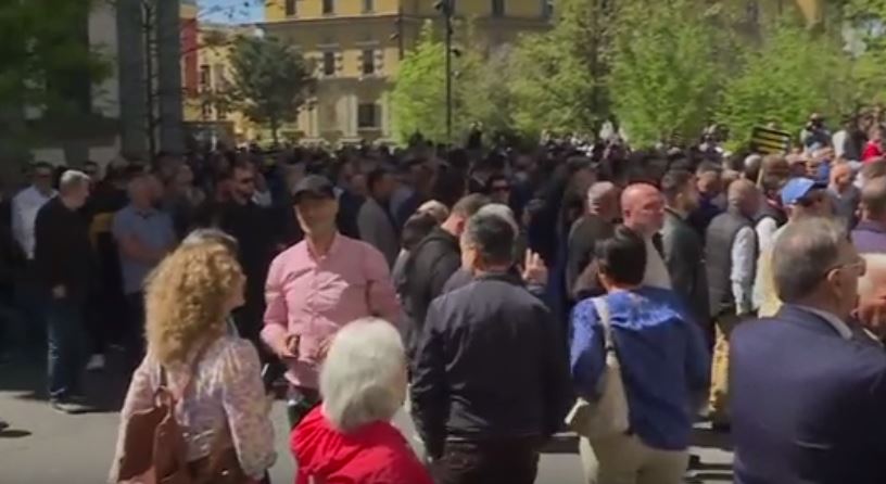 Protestuesit hedhin vezë në ndërtesën e Bashkisë së Tiranës