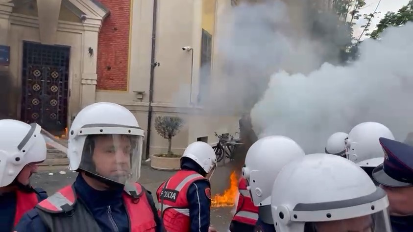 Britania e Madhe reagon për protestën para Bashkisë Tiranë: "Molotovi s’ka vend në demokraci"