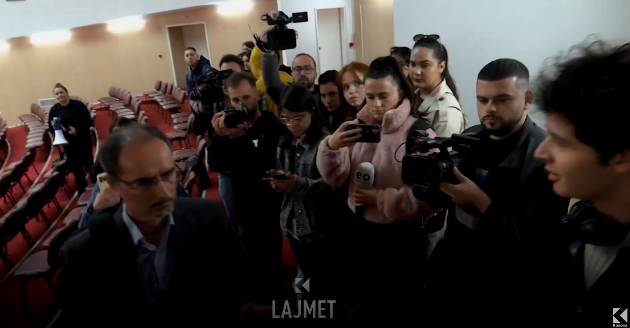 Protestë kundër profesorit të akuzuar për ngacmime seksuale, forcat speciale e largojnë atë (VIDEO)
