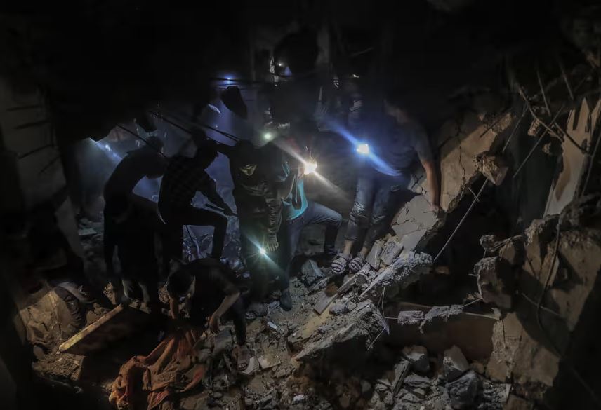 Palestinezët kryejnë përpjekjet e kërkim-shpëtimit pas një sulmi izraelit në lagjen Tel al-Sultan të Rafah, Gaza gjatë natës. Fotografia: Anadolu/Getty Images