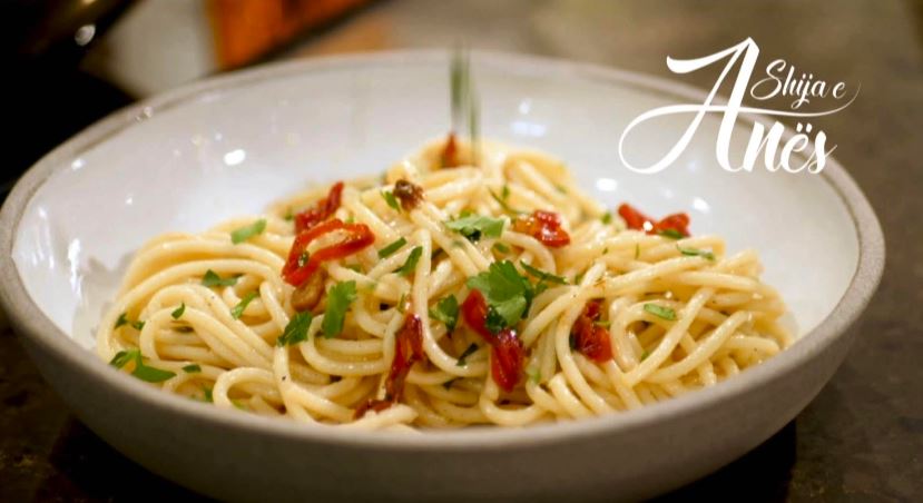 Receta e famshme e Anës e shpagetave të Napolit, Aglio e Olio (VIDEO)
