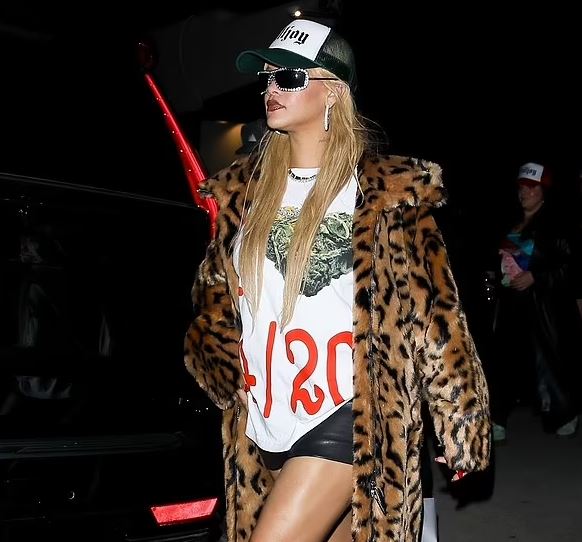 Rihanna 'rrezikon' me stilin e veshjes