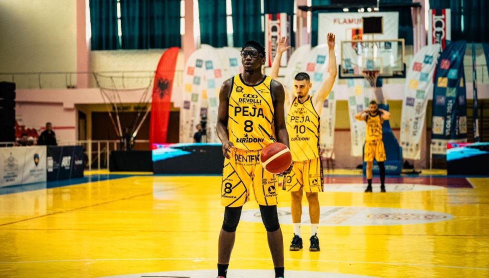 Peja ndan rrugët me Sadio Doucoure