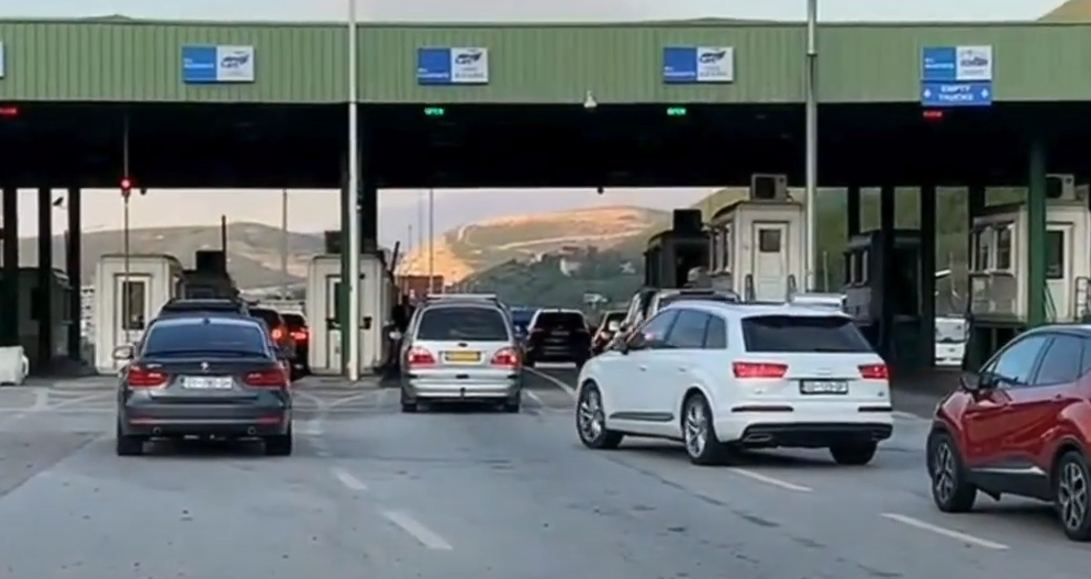 Plazhi nis herët, kosovarët “nuk e tradhtojnë” Shqipërinë