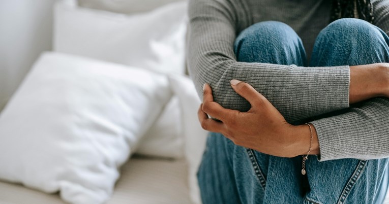 Simptoma të çuditshme të një problemi hormonal që prek një në dhjetë gra