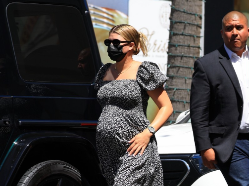 Sofia Richie shihet duke blerë rroba për foshnjën e saj