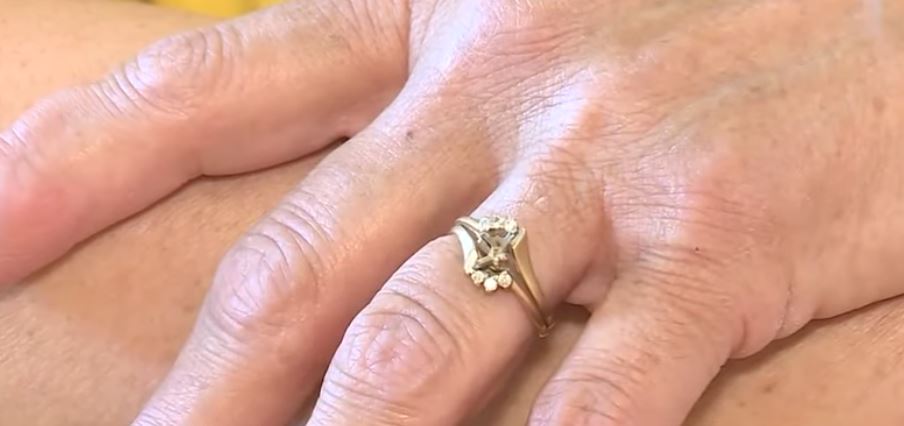 Ëmbëltorja u kërkon klientëve t’i kontrollojnë biskotat për diamant të humbur (VIDEO)