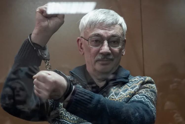 Orlov feston ditëlindjen e 71-të në burgun rus, trajtohet në mënyrë çnjerëzore