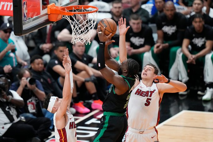 Celtics rikthen epërsinë ndaj Heat (VIDEO)